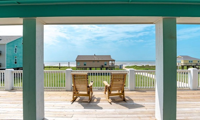 Port Bolivar House | COAST ON INN - 2nd row, 4bedroom, sleeps 16, seconds from beach!