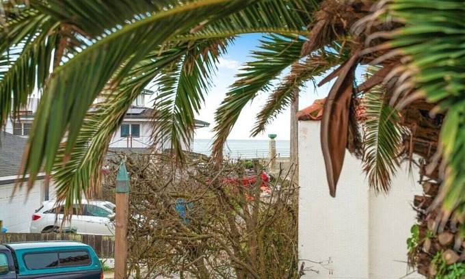 Sharp Park Apartment | Coast PalmTree Yard 2BR Block from Beach