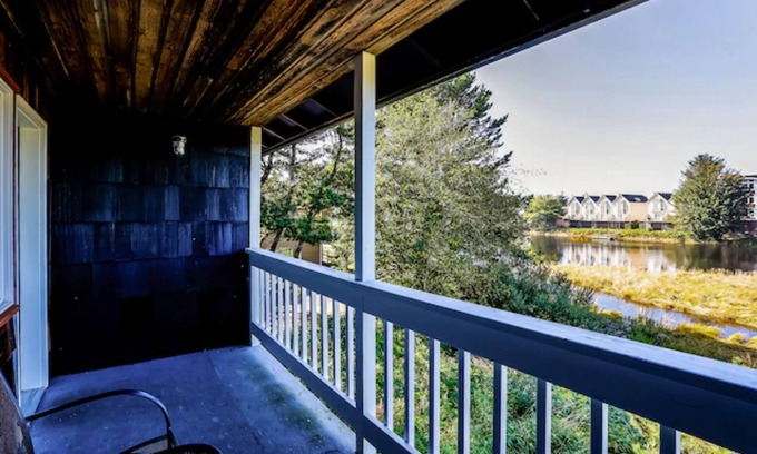 Seaside Hotel | Coast River Inn by OYO Seaside