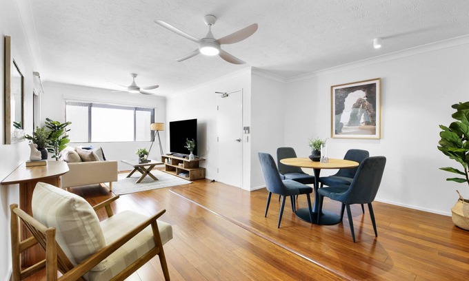 Burleigh Heads Apartment | Coastal 2-Bed with Balcony, 200m from Beach