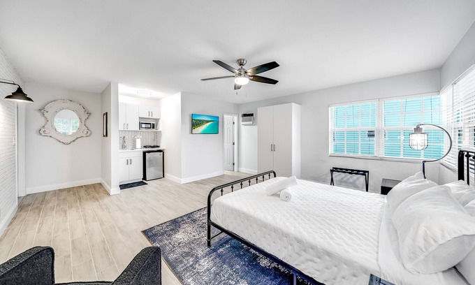 Coral Ridge Apartment | Coastal Beach Studio! Walk to Beach & Shops!