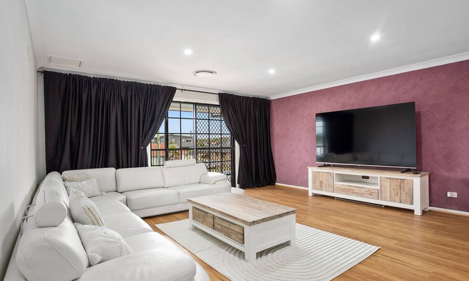 Windang House | Coastal Blue - Huge family home