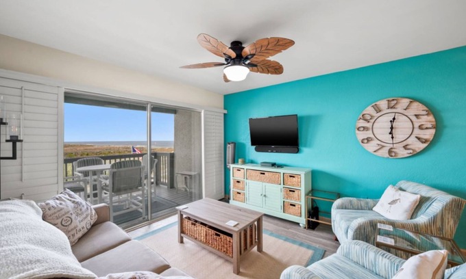 Fernandina Beach Condo | Coastal Charm: Elegant Beachside Condo with Pool and Views