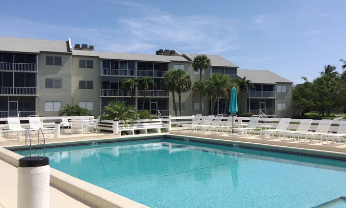 Stuart Condo | Coastal Comfort, 2BR Hutchinson Island Getaway by the Beach