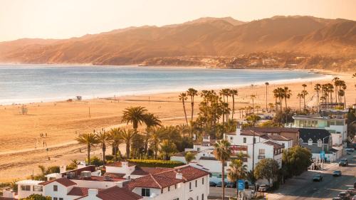 Mid-City House | Coastal Comfort Homestay in Santa Monica