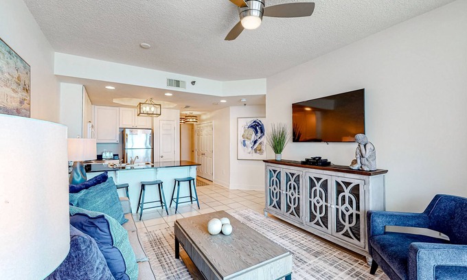 Gulf Shores Condo | Coastal Condo w/Balcony & Shared Pools/Hot Tubs/Gym and Gulf views