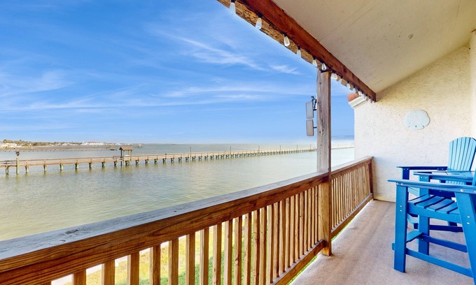 Harbor Oaks Condo | Coastal condo with shared pool & great views - great location