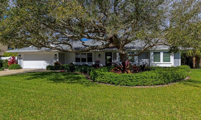 South Beach House | COASTAL CONTEMPORARY - Luxurious 4-BR Home, 2 minute walk to beach