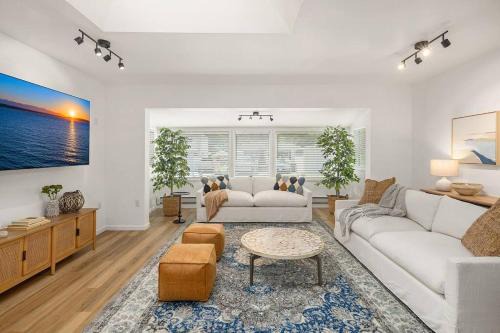 Birch Bay House | Coastal Cottage, 4 Large Decks, Close to Beach