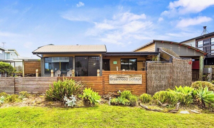 Sunderland Bay House | Coastal Cottage with Ocean Views