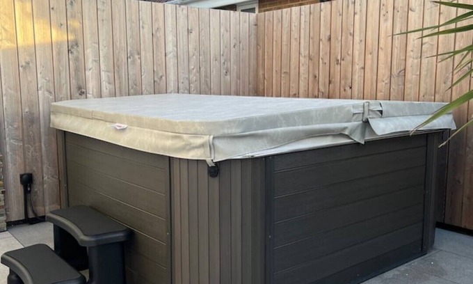 New Romney Apartment | Coastal Courtyard with hot tub, Greatstone