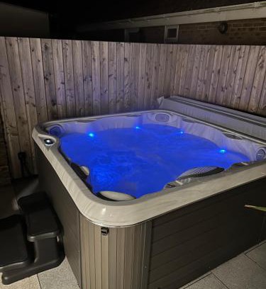 New Romney House | Coastal Courtyard with Hot Tub, Greatstone