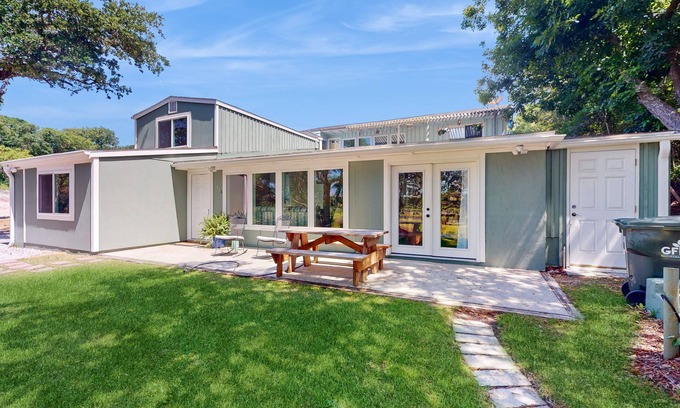 Atlantic Beach Cottage | Coastal dog-friendly home close to beach and local attractions