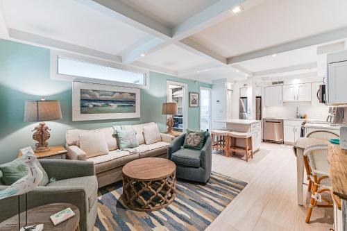 Old Naples Apartment | Coastal Downtown Naples Condo - Walk to the Beach!