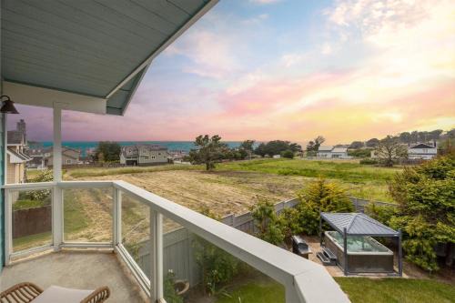 El Granada House | Coastal Dream - 2 Blocks to ocean, steps to beach, hot tub, coastal trail, BBQ