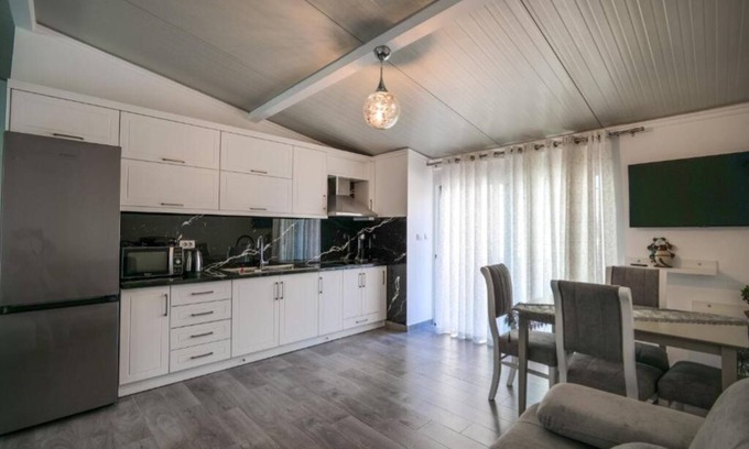 Qender Apartment | Coastal Dwell - 1 BR SeasidenStay 2'Walk from Beach