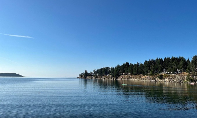Regional District of Nanaimo House | Coastal Elements - 2BDRM - Full Kitchen - OceanFront - Short Walk to Water