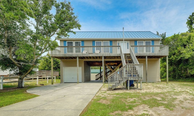 Emerald Isle House | Coastal Emerald Isle Retreat w/Deck & Grill!