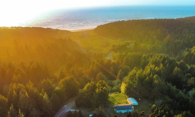 Bandon House | Coastal Escape: Gorgeous 4-Bed Home in Bandon