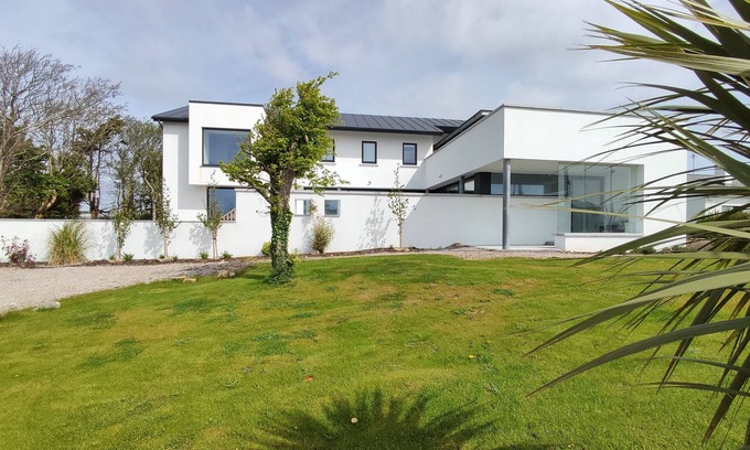 Baile na hAbhann House | Coastal family friendly home w/sea views & hot tub