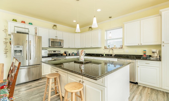 Crystal Beach House | Coastal getaway with large deck, WiFi, W/D, AC - minutes to beach & two dogs OK