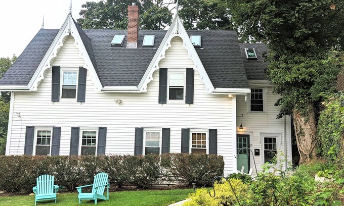 Swampscott Apartment | Coastal Getaway: walk to beach and town