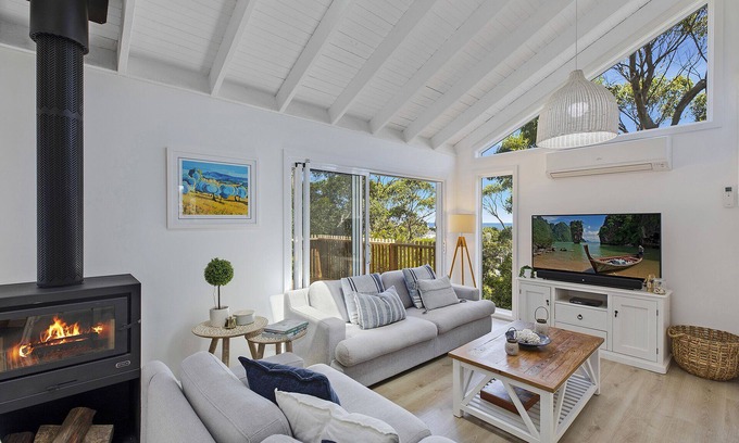 Copacabana House | Coastal Haven - Accommodation for Large Families