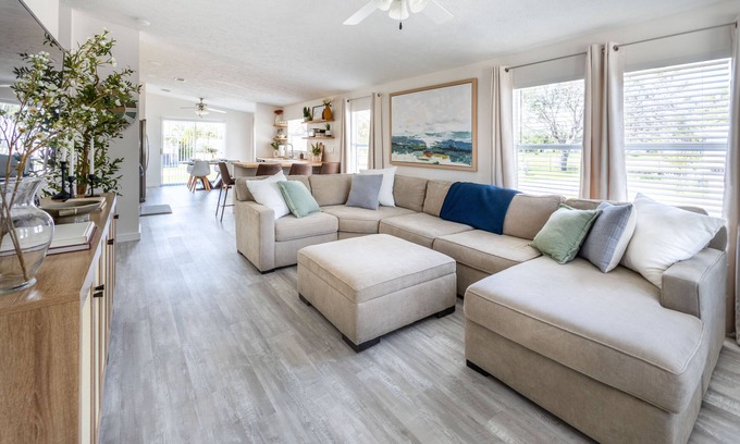 Iona House | Coastal Haven - Minutes Away From The Beach!