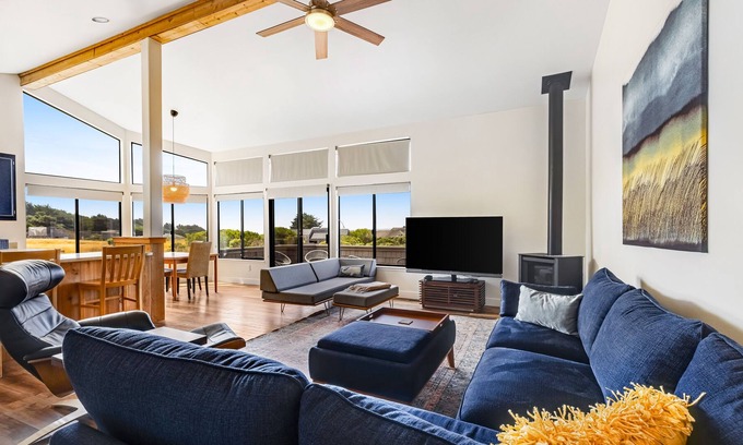 Sea Ranch House | Coastal home with hot tub, view, beach access & fast WiFi - dog-friendly