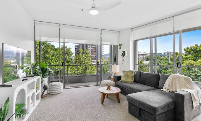 Cairns Central Business District Apartment | Coastal lights - Pool, Gym & Parking@HarbourLights