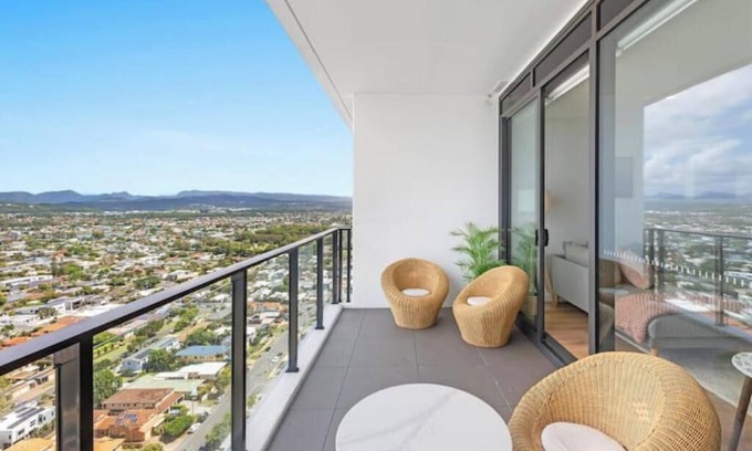 Burleigh Heads Apartment | Coastal Paradise | Pool, Gym & Outdoor Shower