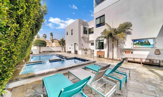 Huntington Beach House | Coastal Paradise . Steps to the beach . Pool . Hot Tub