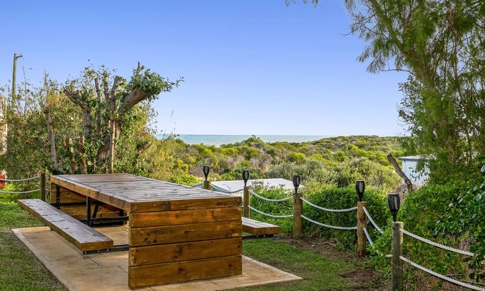 Guilderton House | Coastal Pine-Ocean view from the front and back