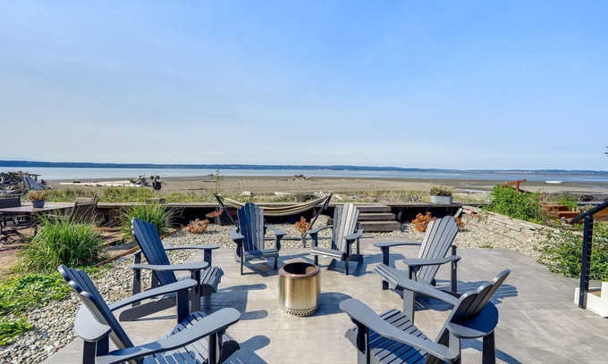 Warm Beach House | Coastal PNW Home on Swimmable Beach w/Hot Tub!