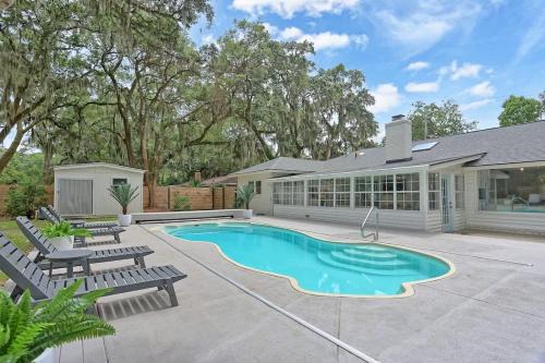 Savannah House | Coastal Pool Retreat Near Beach Downtown & Fun