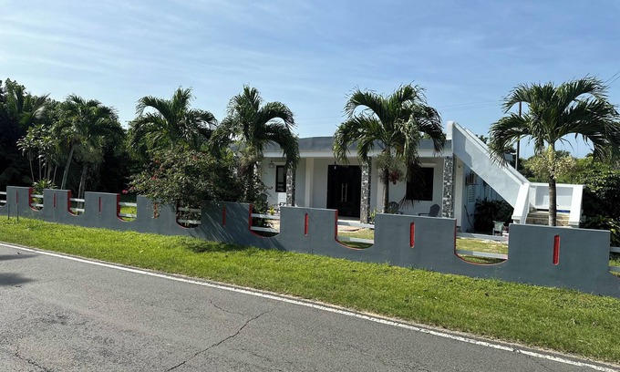 Islote House | Coastal Private Home 3 bedrooms 3 bathrooms all amenities steps away from Beach