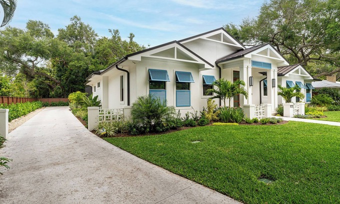 Cherokee Park House | Coastal Retreat Near Siesta Key- 5 Bedrooms, Pool & Spa- 1 month minimum