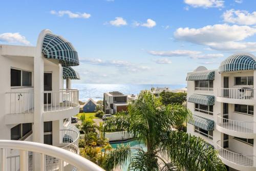 Moffat Beach Apartment | Coastal Retreat with Ocean Views