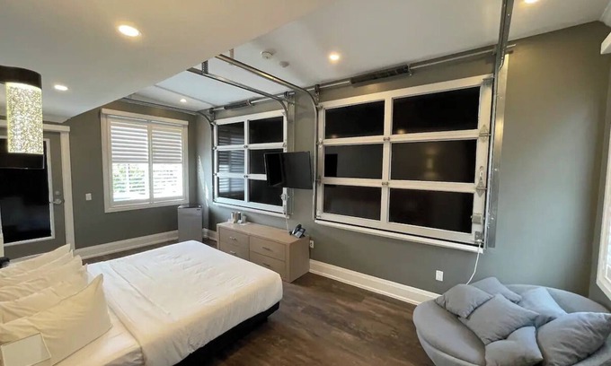Grand Bend Hotel | Coastal Suites