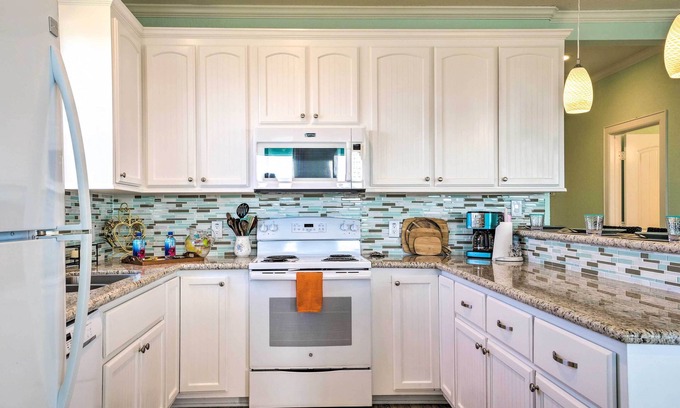 Surfside Beach Cottage | Coastal Surfside Beach Home w/Ocean Views!