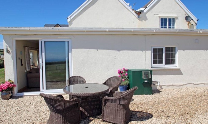 Crynant House | Coastal View - One Bedroom House, Sleeps 2