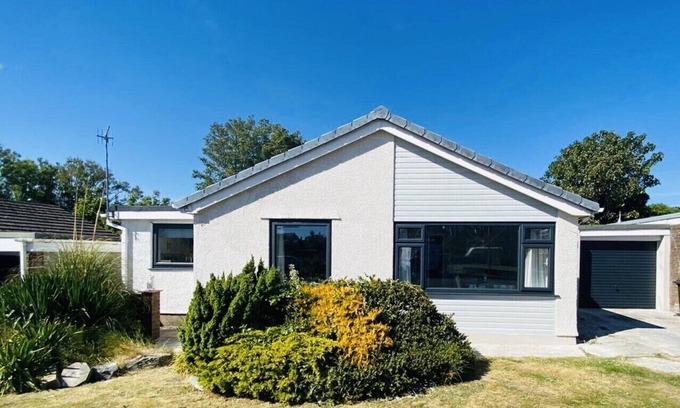 Cemaes Bay House | Coastal Village Bungalow, Cemaes Bay, Anglesey, Sleeps 6 - Dog Friendly