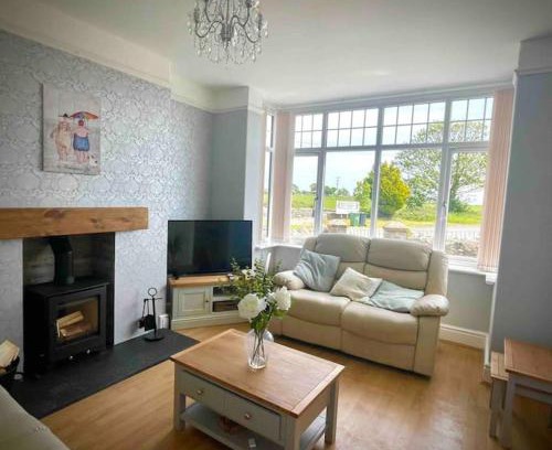Bodorgan House | Coastal walks, Log burner & Hot tub