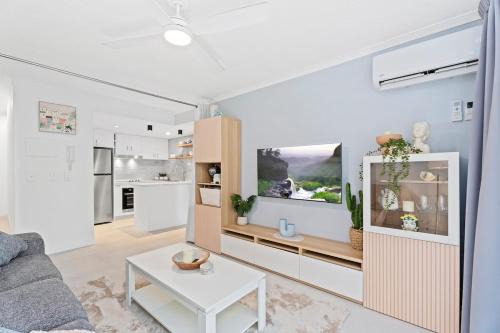Surfers Paradise Apartment | Coastline Escape Renovated Unit - Great Location - Quiet Area - Parking Included