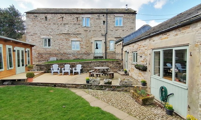 Mickleton Cottage | COBBLERS BARN, pet friendly, with hot tub in Mickleton, Teesdale