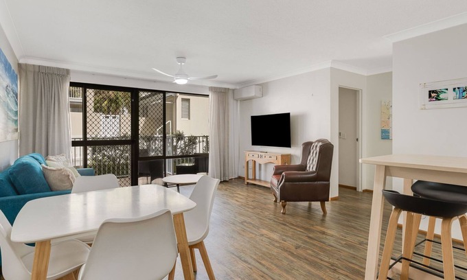 Coolangatta Apartment | Cobden Court Unit 2 Walking distance from Rainbow Bay and Snapper Beaches with Wi-Fi Inc.