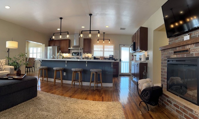 Cottonwood House | Coco's Cottage: Cozy 2-bedroom house in peaceful Cottonwood with WiFi, AC