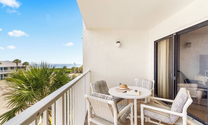 Cocoa Beach Condo | Cocoa Beach Paradise: Oceanview Condo w/Heated Pool & Rooftop Access 🌴