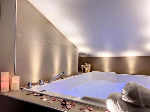 Saint-Etienne Apartment | Cocon Blanc câlin avec Jacuzzi privatif - LoveRoom Insolite