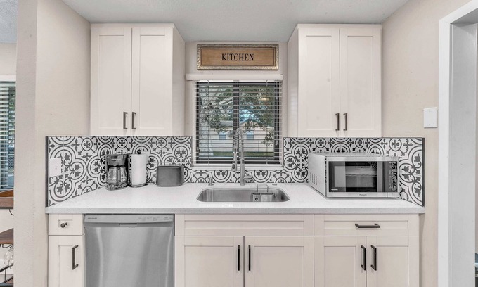 Southwest Coconut Grove House | Coconut Bungalow - Modern 3/1 in Grove Bay